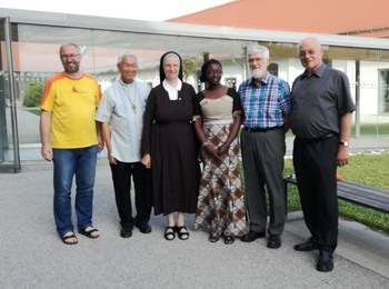 v.l.: P. Franz Helm, Weihbischof Broderick Pabillo, Sr. Michaela Pfeiffer, Monicah Wanjiru, Heinz Hödl, Abtpräses Christian Haidinger